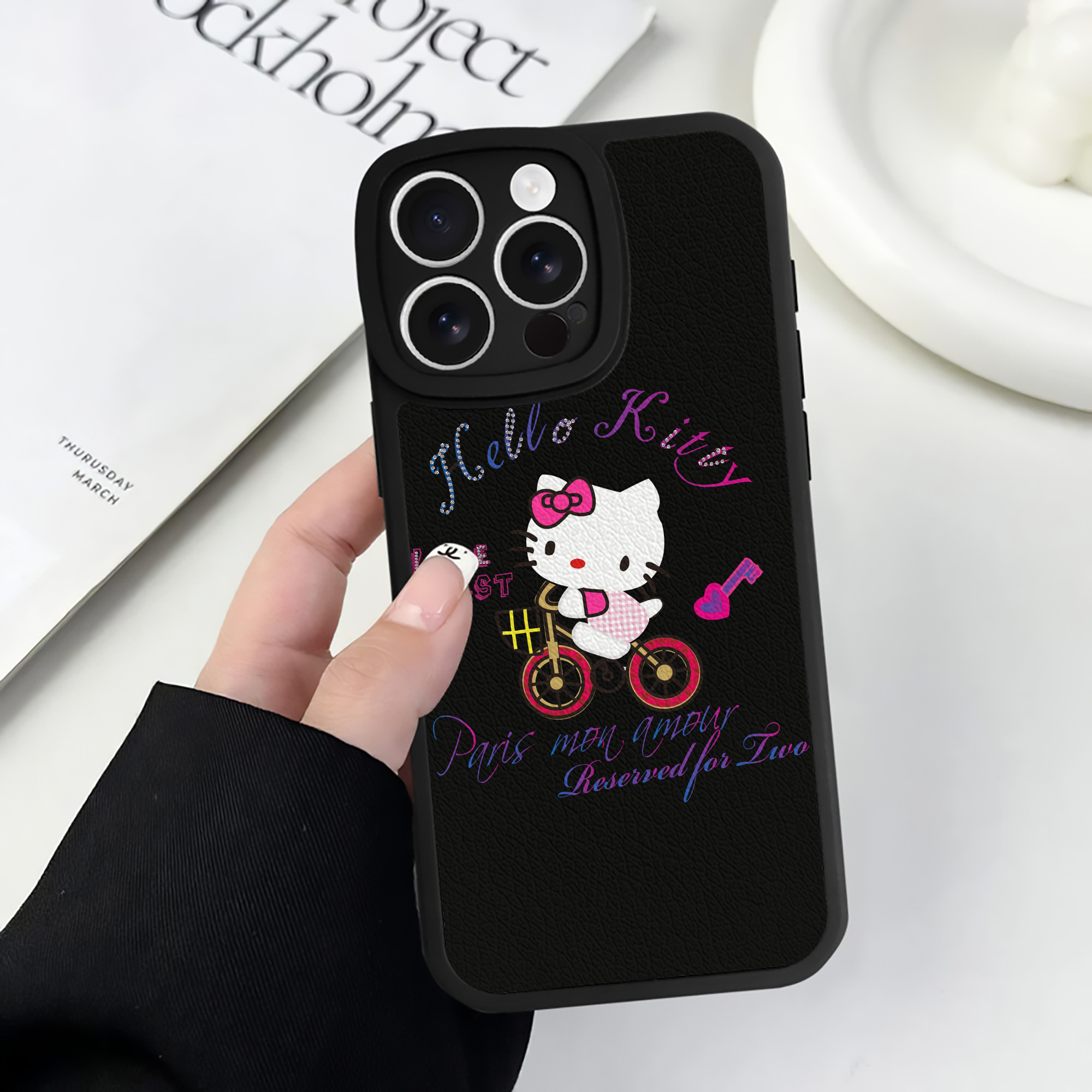 （画像用） Hello Kitty ハローキティ 【iPhone 16シリーズ対応】シリコンスマホケース（レザー調） 材質：シリコン